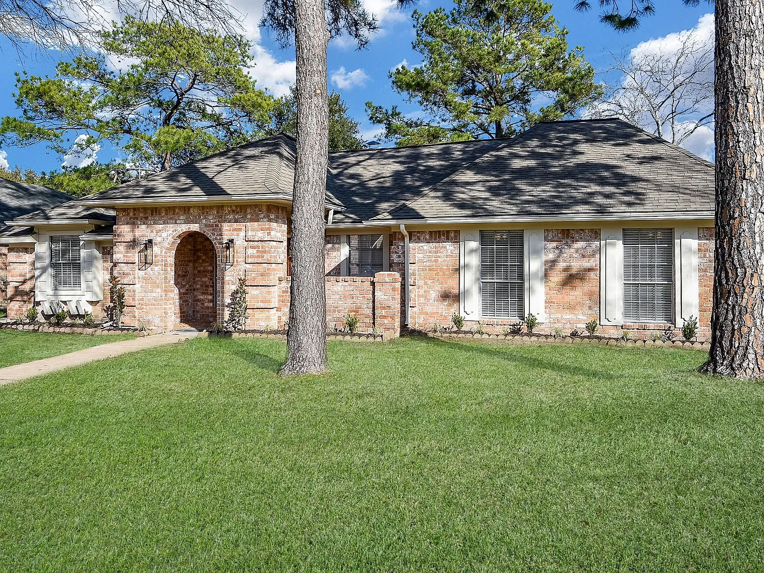 4 bed, 2.5 bath, 2613 sqft, $2,800 — Photo 2