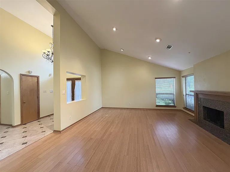 13103 Waldemere Dr — Photo 4