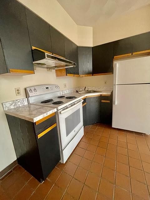 2nd image of 79 Essex St #75