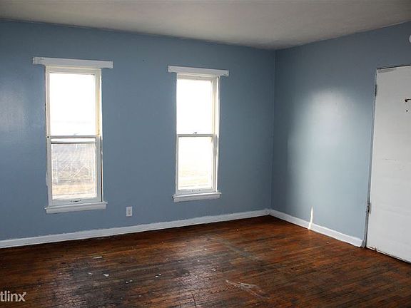 3rd image of 729 E Vine St APT 3