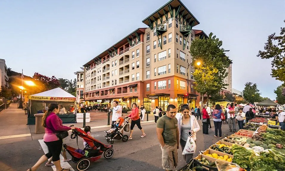 Rafael Town Center Apartments — Photo 1