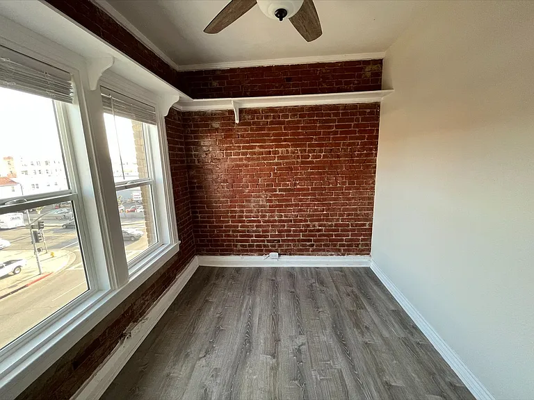 301 S. Kenmore — Photo 31