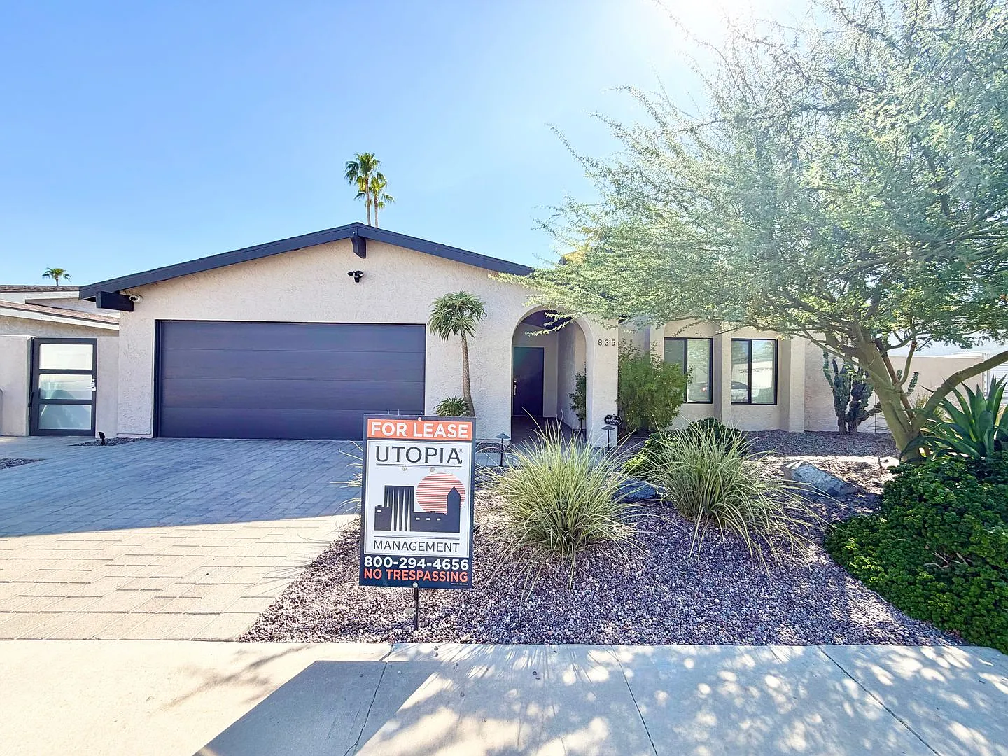 Available Now!! Gorgeous 3 Bedroom, 2 Bathroom House With Pool!! — Photo 2
