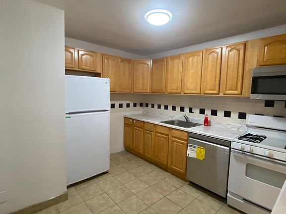 Kitchen with brand new applicances and countertop. Convenient serving hatch or breakfast bar counter, with ample storage space.