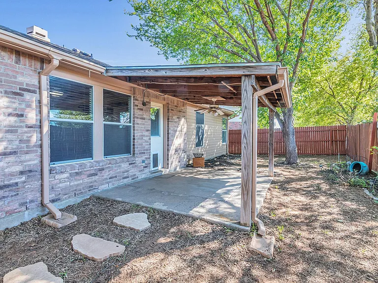 2124 Blanco Ln — Photo 25