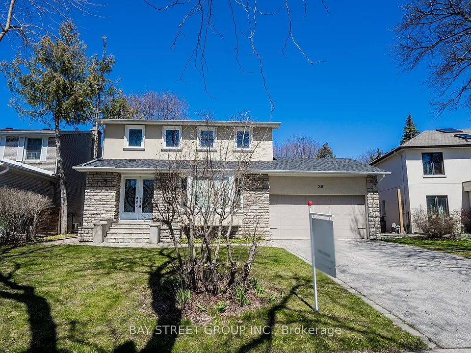 38 Foursome Cres