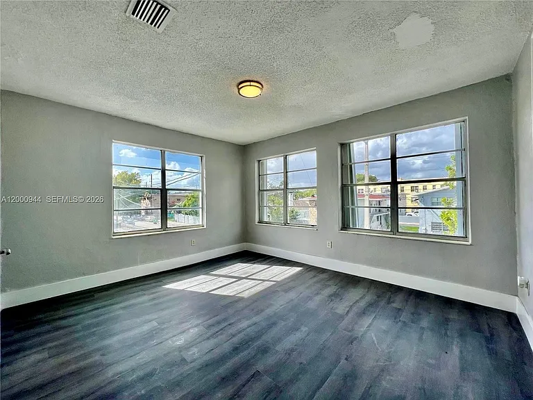 301 SW 10th Ave #1 — Photo 3