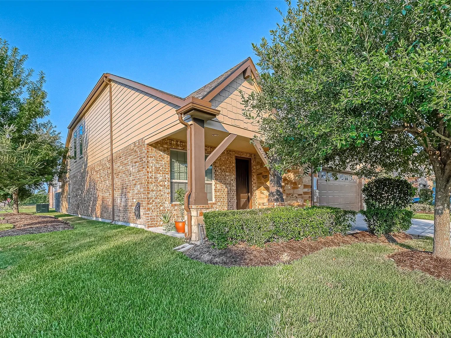 3 bed, 3.0 bath, 2548 sqft, $2,700 — Photo 2