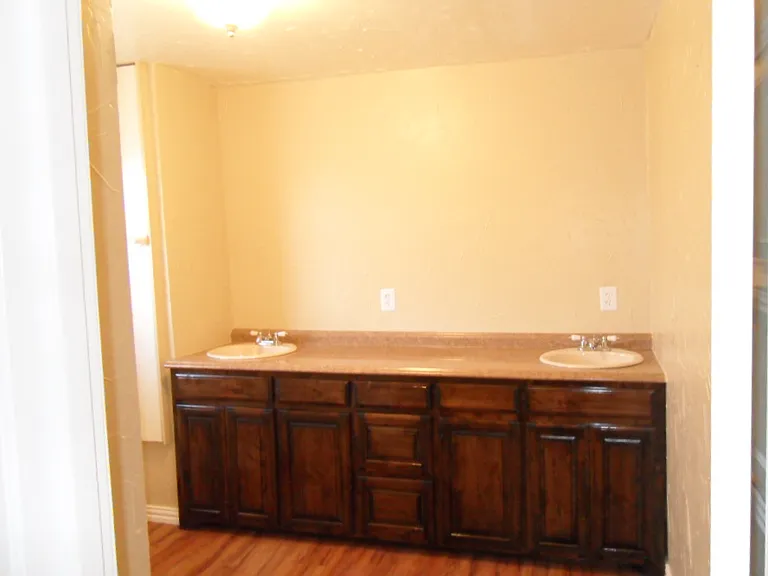 608 Charles Ave — Photo 12
