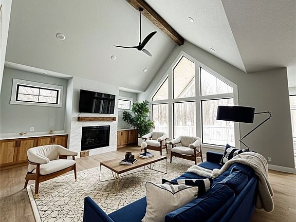 4th image of 275 Glengarry Dr