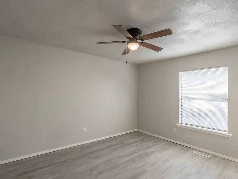 1355 E 60th St Duplex — Photo 13