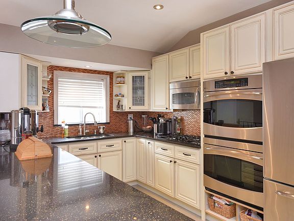 5th image of 2712 Whitman Dr