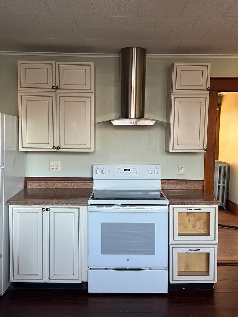 Range / Hood Vent - 3 Howard St #D