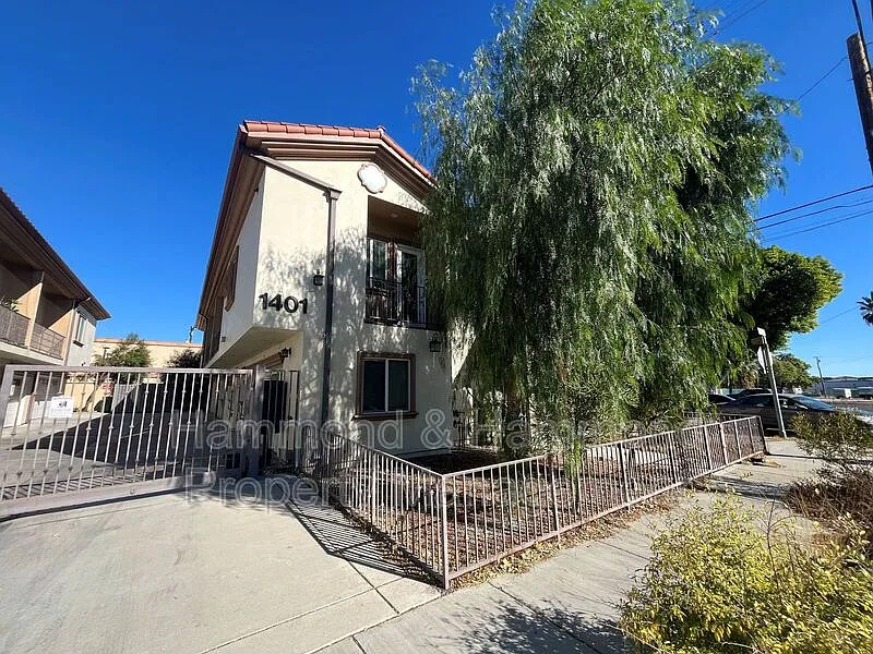 1 bed, 1.5 bath, 950 sqft, $2,195 — Photo 1