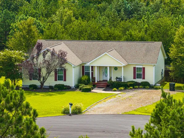 102 Pine Ridge Ln, Farmville, VA 23901