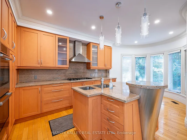 495 Deloraine Ave — Photo 17