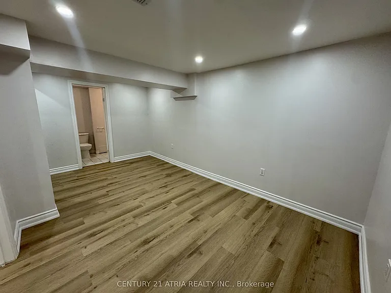 6 Woodward Cres #BASEMENT — Photo 8