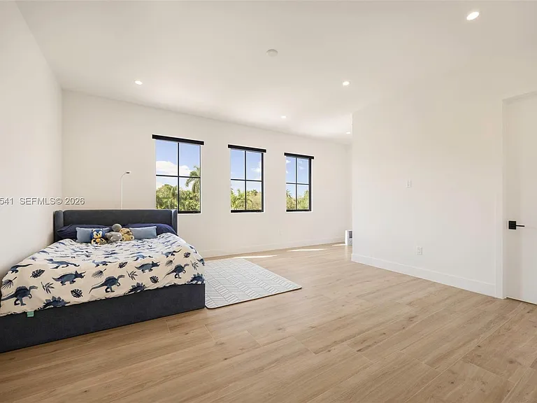 885 NE 76th St — Photo 33