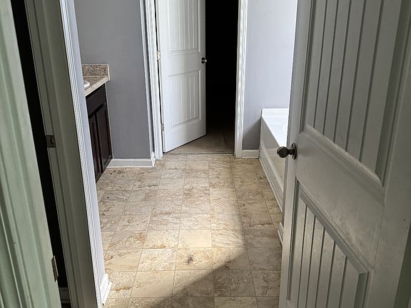 4th image of 138 Westin Way
