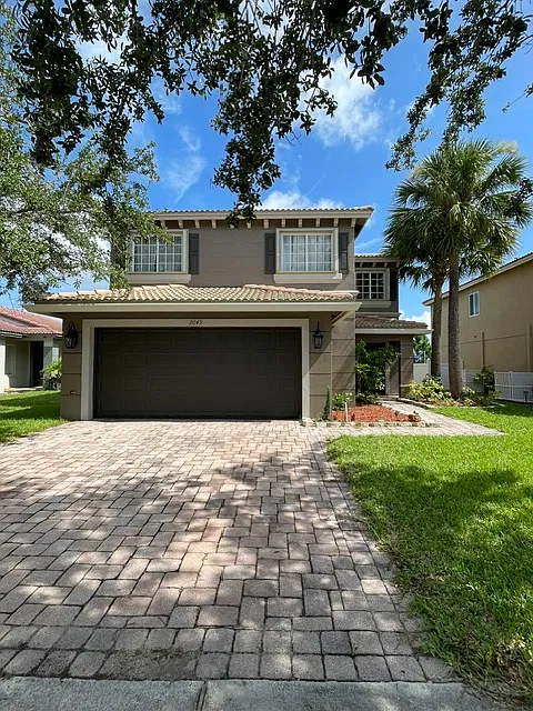 4 bed, 2.5 bath, 2595 sqft, $3,100 — Photo 1
