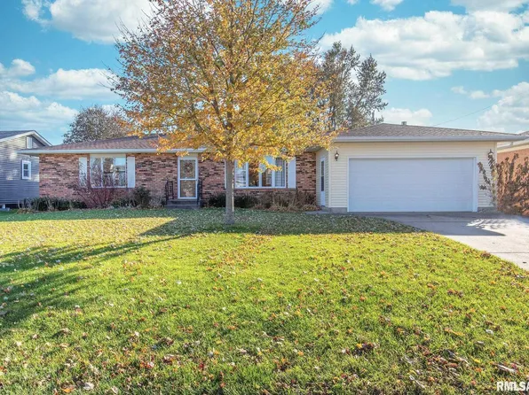 341 W Park View Dr, Walcott, IA 52773