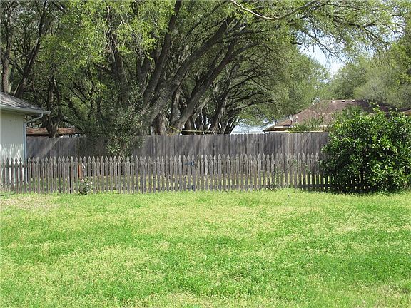 3rd image of 502 Leah Ln