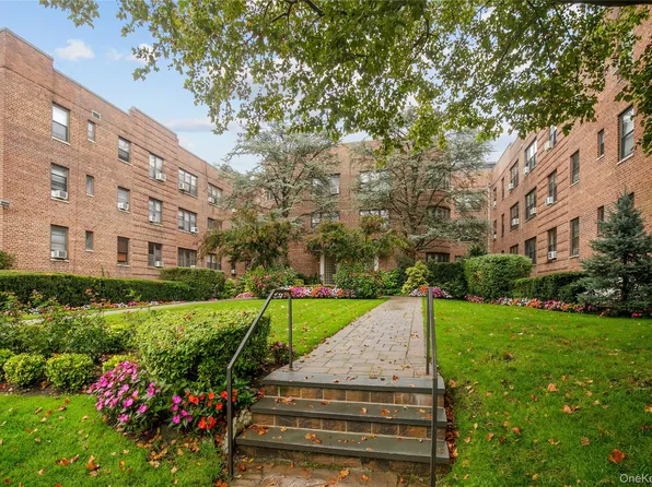 15 Canterbury Road #C10, Great Neck, NY 11021