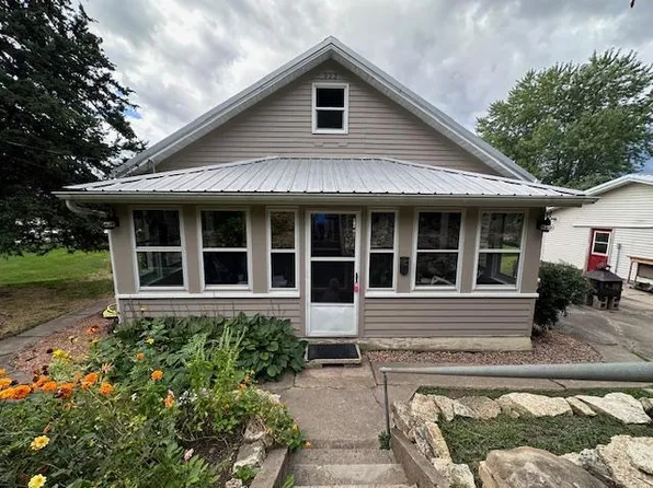 933 Fountain St, Fountain City, WI 54629