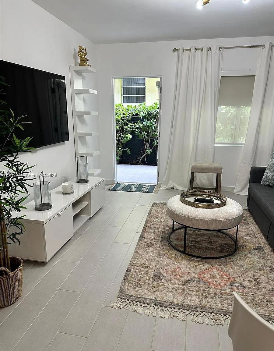 740 Meridian Condo — Photo 2