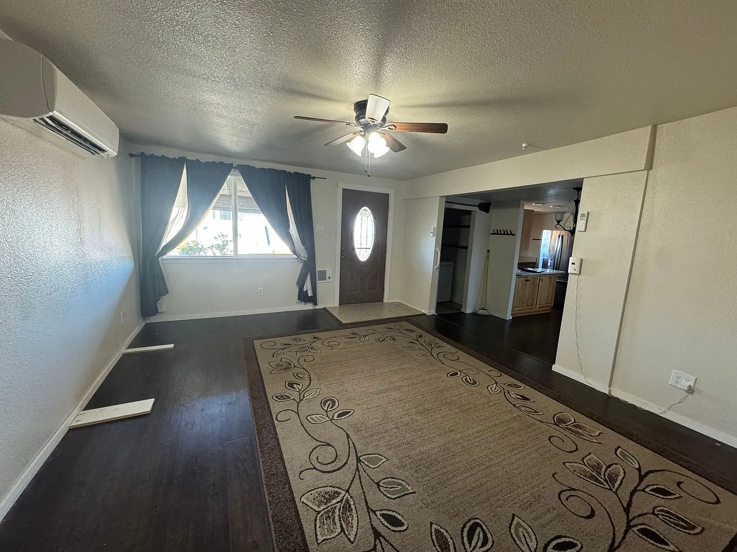 Roseburg 2-Bedroom, 1-Bath House with Garage — Photo 4