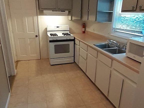 4th image of 2932 Paris Ave NE