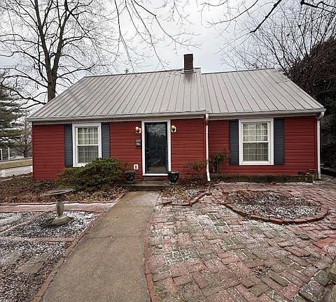 3rd image of 456 Marie St