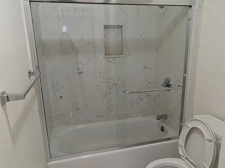 Full bathroom 1