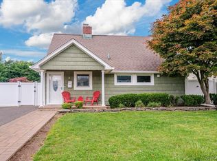 5 Stonecutter Rd, Levittown, NY 11756