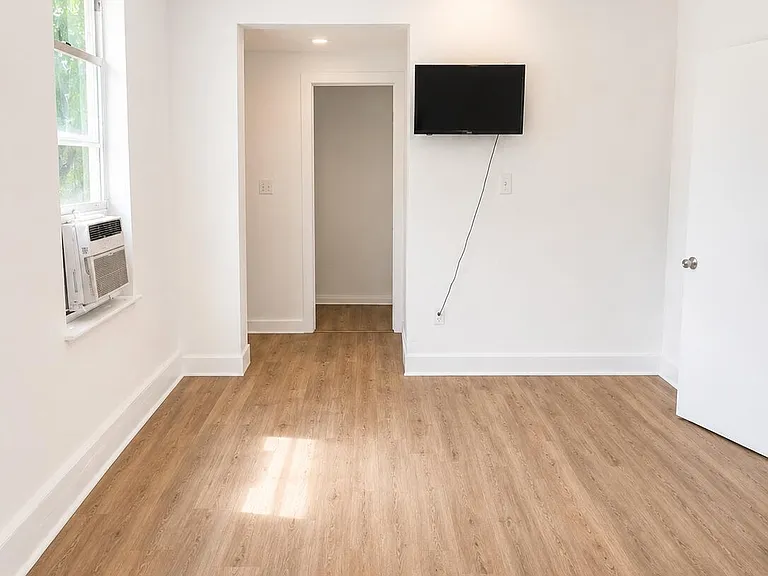 528 SW 3rd St — Photo 4