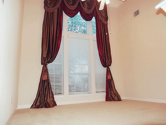 4th image of 5911 Brook Bend Dr