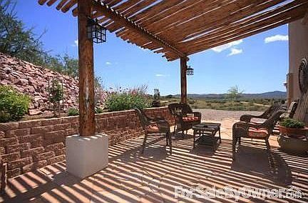 Side Patio w / Pergola