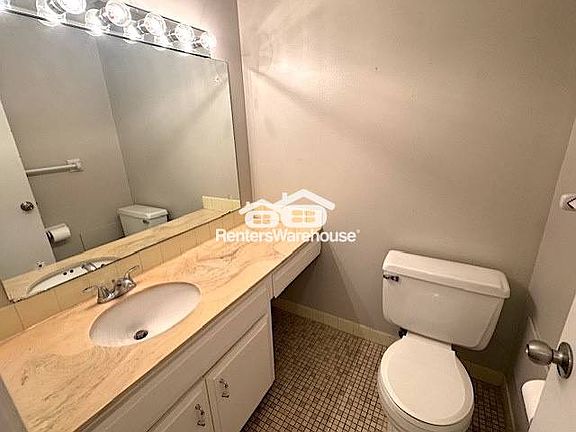 4th image of 215 Barry Ave S APT 204