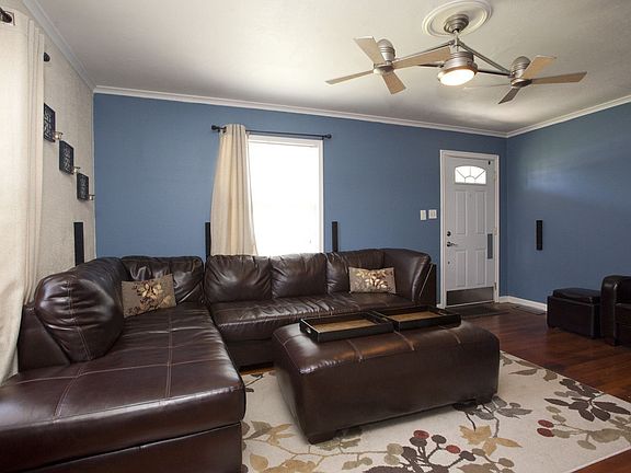 Living Room w/surround sound