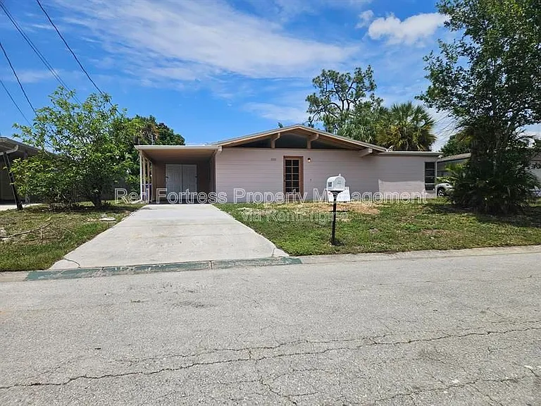 1635 Newport Ct — Photo 1