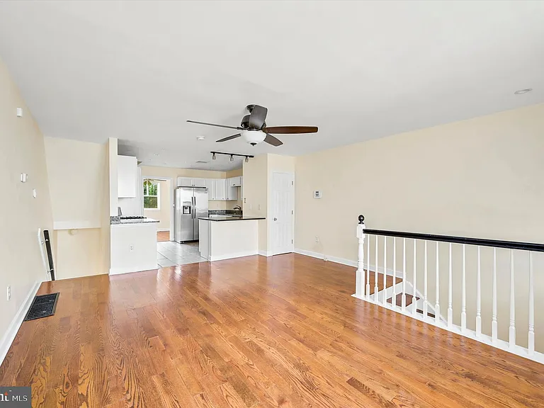 1215 Crease St — Photo 6
