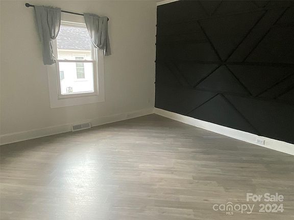 3rd image of 134 Crawford St