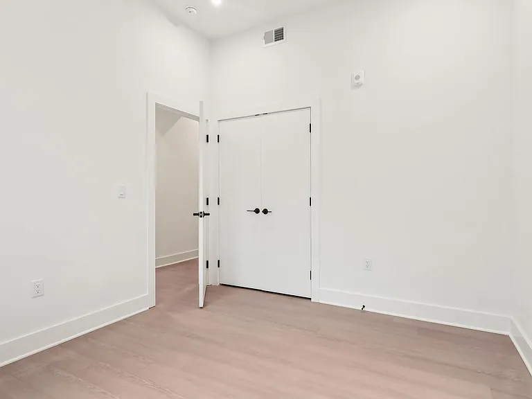 20 West — Photo 375