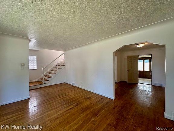 5th image of 18477 Lindsay St