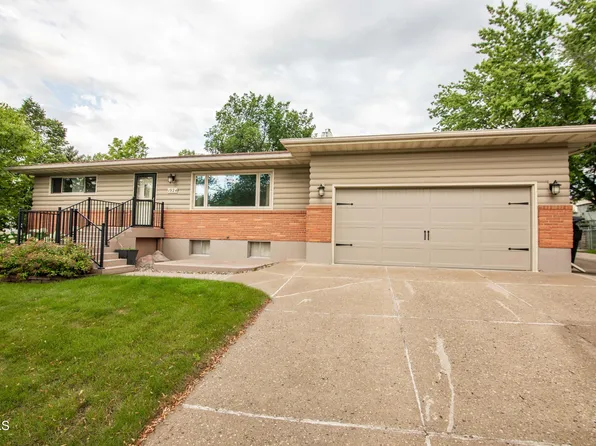 1924 Thompson St, Bismarck, ND 58501