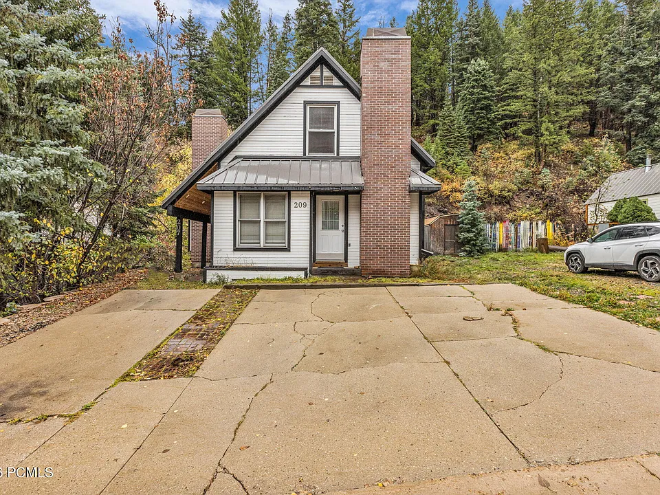 207 Daly Ave #207 & 209