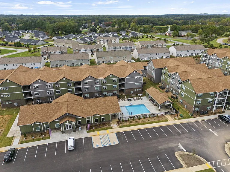 The Grande at Geyser Falls Luxury Apartments — Photo 10