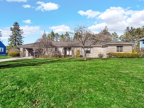 2111 Woodlawn Dr, La Porte, IN 46350