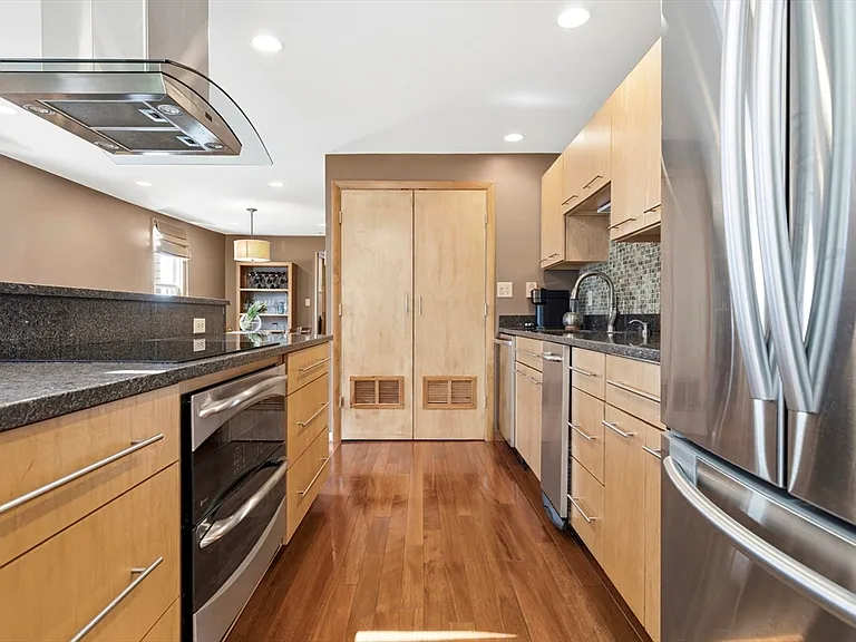 419 E 3rd St #3 — Photo 5