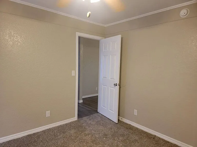 136 N Greenleaf Dr — Photo 4